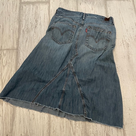Levi’s Denim Skirt, Cutoff & distressed, size 9 JRs, CUTE!! Button Fly - Picture 2 of 4